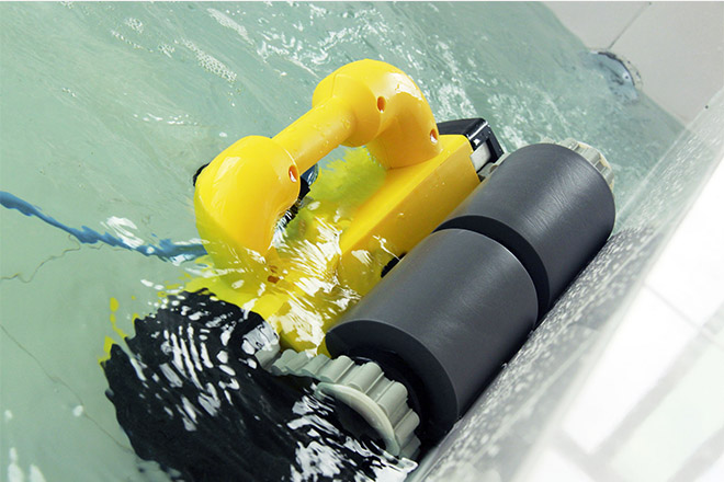 2015年最新款的全自動(dòng)泳池吸污機(jī)